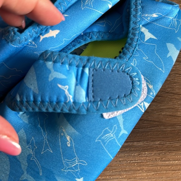 Brand new no-name boys, blue water shoes size 12 to 13 - Picture 2 of 4